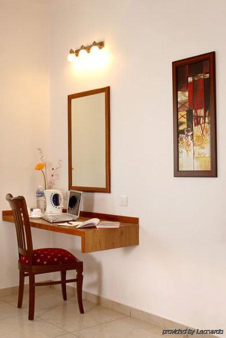 Octave Hotel - Double Road Bangalore Kamer foto